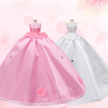 Девочка переодевается в кукольную одежду принцессы, кружевное свадебное платье с широкой юбкой и лепестками бриллиантов, аксессуары для кукол в подарок для девочки