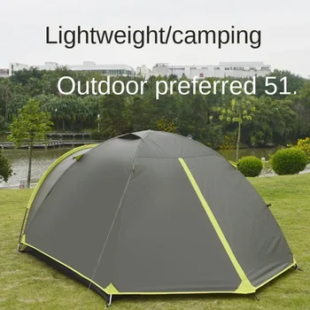 Туристы на открытом воздухе устанавливают легкую палатку, двухслойную непромокаемую и солнцезащитную палатку для кемпинга 2-3-4